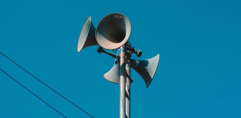 Syreny alarmowe na tle nieba