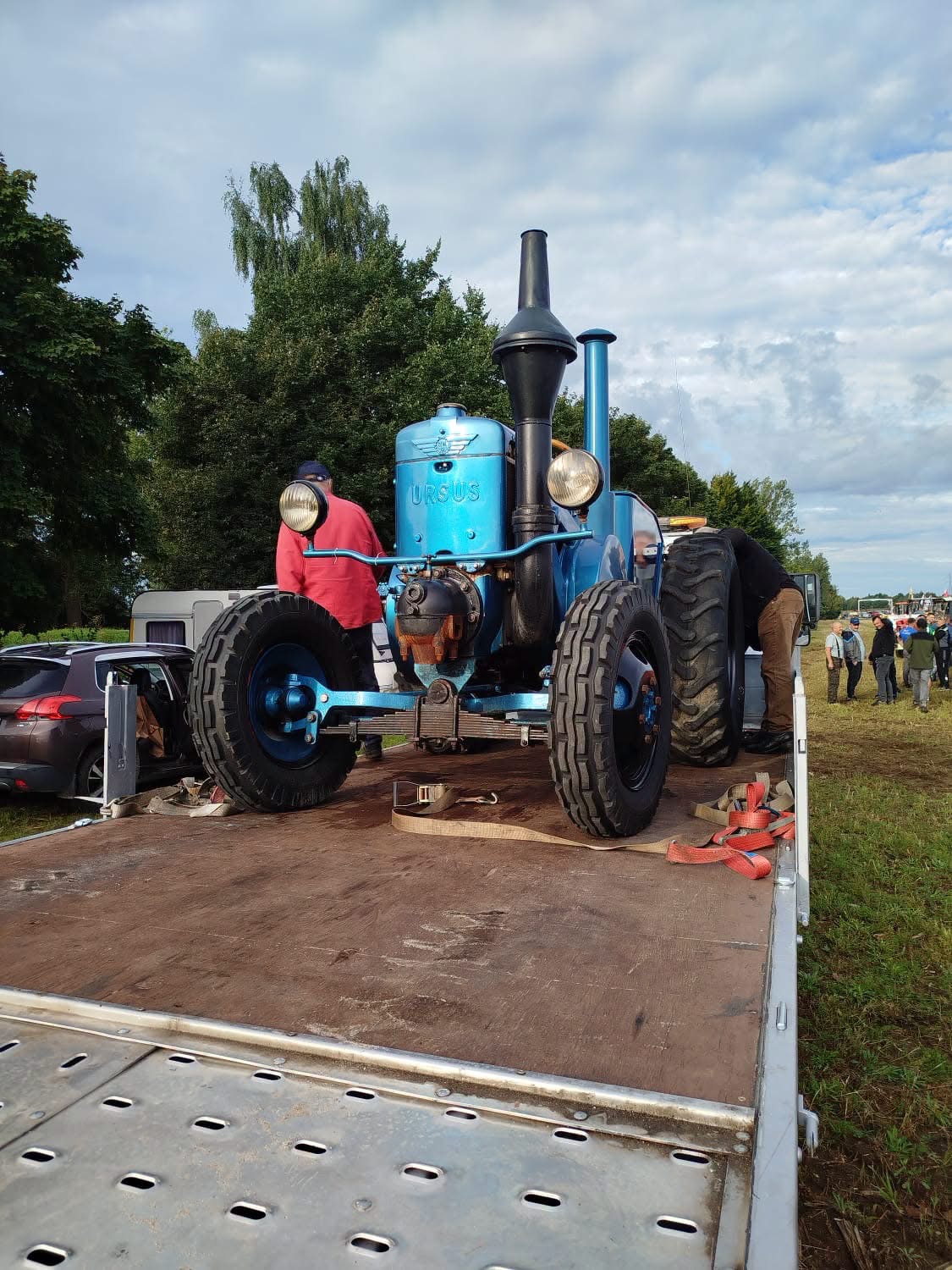 Traktoriada w Potęgowie. Tor dla traktorów, zabytkowe maszyny obok tych, które dopiero co wyjechały z salonu, a także chleb ze smalcem i wiele innych atrakcji