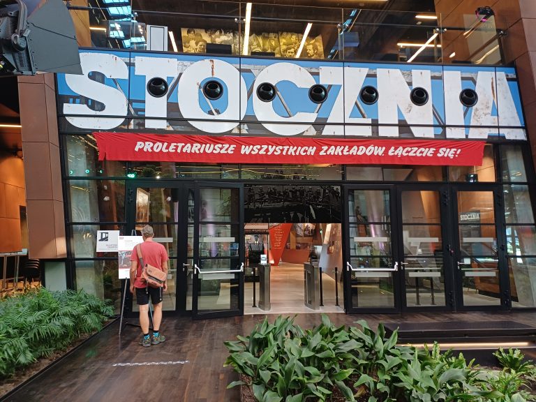 Replikę transparentu można oglądać w ogrodzie zimowym Europejskiego Centrum Solidarności