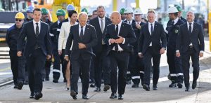 Gdynia, 12.08.2026. Premier Donald Tusk (centrum-L), rzecznik rządu Adam Szłapka (L), prezes PGZ Stoczni Wojennej Marcin Ryngwelski (C-w tle) i prezes Polskiej Grupy Zbrojeniowej Adam Leszkiewicz (centrum-P) podczas wizyty w PGZ Stoczni Wojennej w Gdyni, 12 bm. Premier Donald Tusk spotkał się z pracownikami, którzy brali udział w budowie fregaty Wicher. (mr) PAP/Andrzej Jackowski