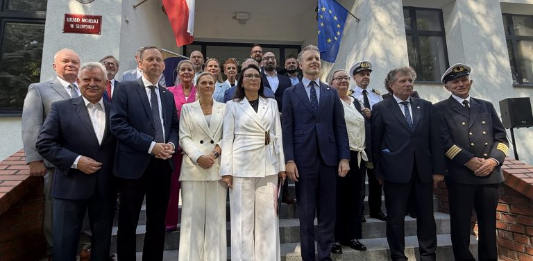 Nz. przedstawiciele rządu oraz samorządowcy przed budynkiem nowo otwartego Urzędu Morskiego w Słupsku