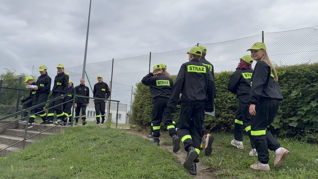 Widok z tyłu na grupę uczestników letniska