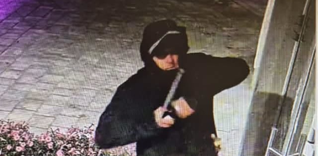 Mężczyzna, którego wizerunek służby opublikowały w mediach społecznościowych