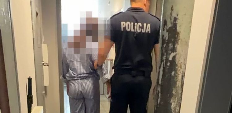 20-latka prowadzona przez policjanta