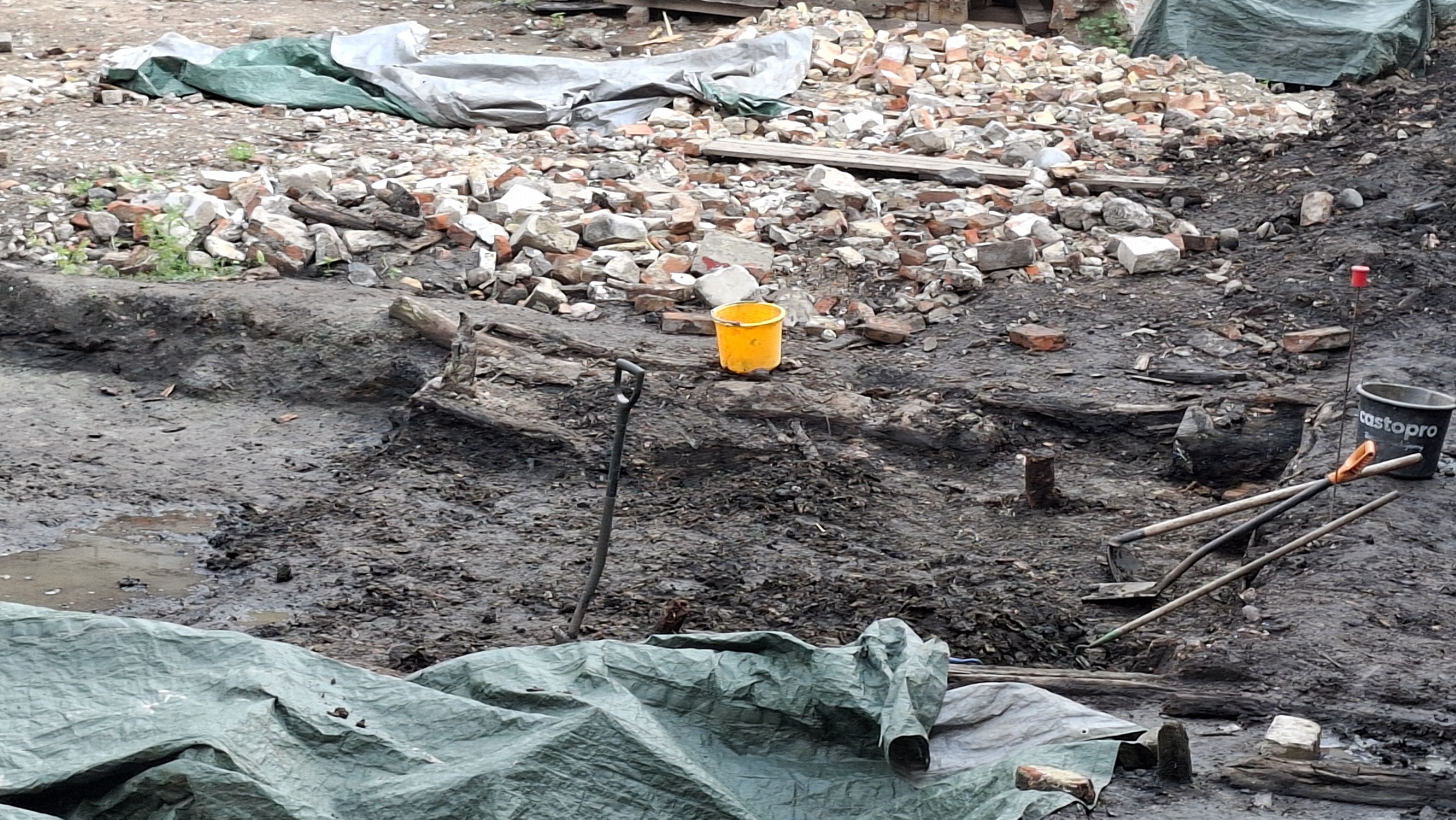 Sensacyjne odkrycie archeologów w Gdańsku. Nz. prace archeologiczne przy wydobywaniu zabytkowego, drewnianego kościoła