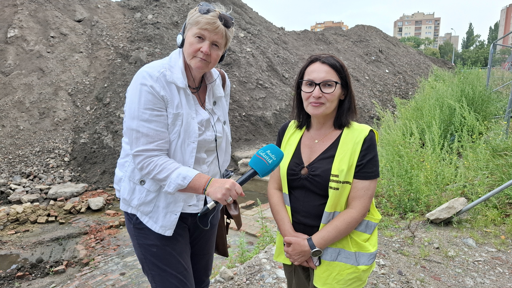 Na zdjęciu Anna Rębas i archeolog Sylwia Kurzyńska stoją na miejscu prac archeologicznych