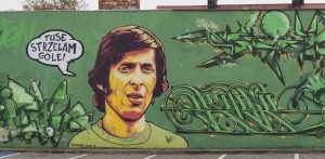 Starogard Gdański, mural przy stadionie miejskim poświęcony Kazimierzowi Deynie
(fot. Krzysztof Mania/KFP)