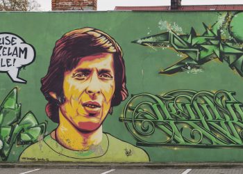 Starogard Gdański, mural przy stadionie miejskim poświęcony Kazimierzowi Deynie
(fot. Krzysztof Mania/KFP)