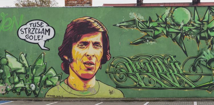 Starogard Gdański, mural przy stadionie miejskim poświęcony Kazimierzowi Deynie
(fot. Krzysztof Mania/KFP)
