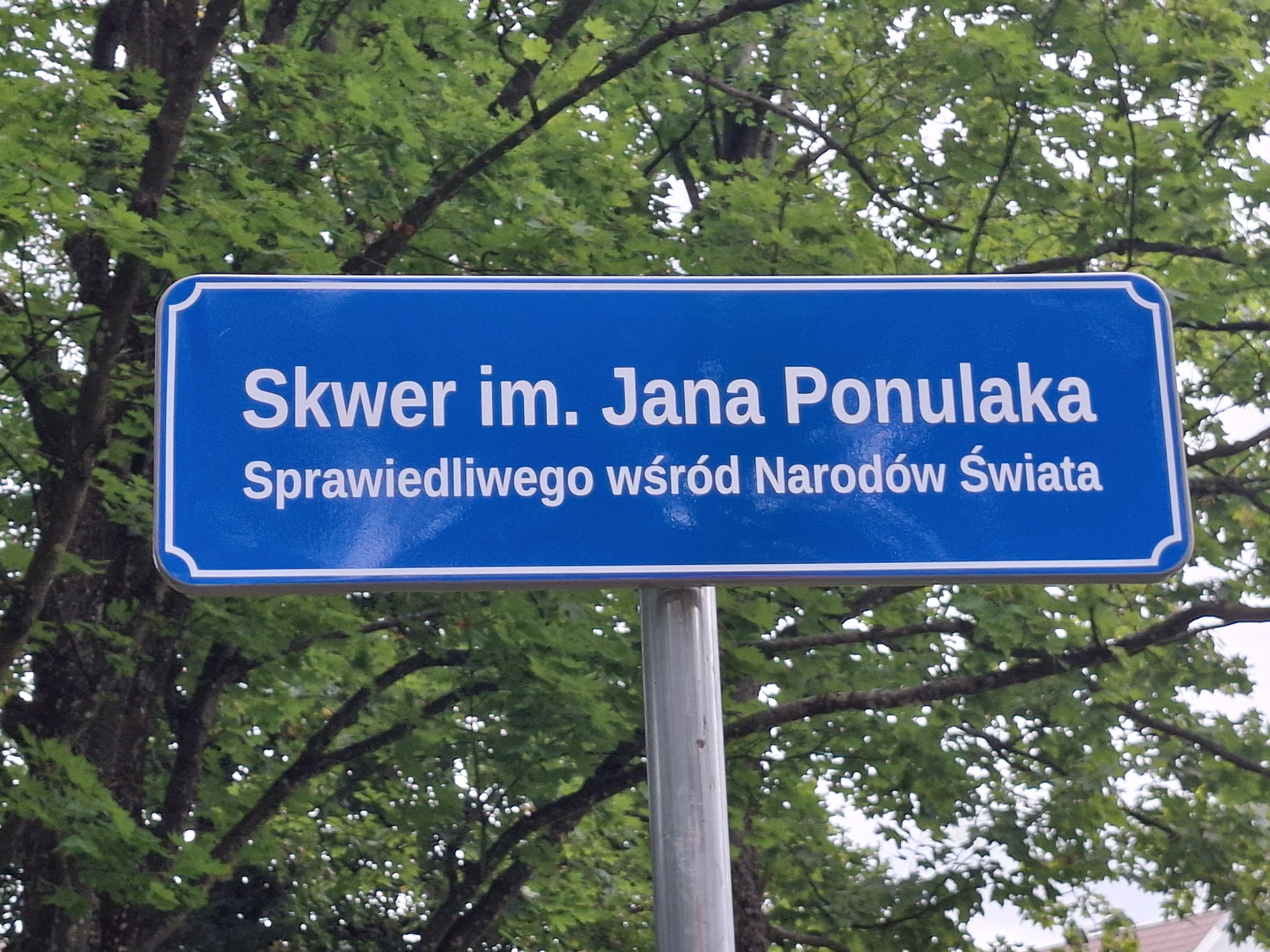 W Słupsku upamiętniono Jana Ponulaka - Sprawiedliwego Wśród Narodów Świata. Jego imieniem nazwano skwer przy ul. Nad Śluzami. Uroczystość otwarcia była okazją do oddania hołdu człowiekowi, którego postawa jest godna naśladowania. Nz. tabliczka