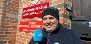 Na zdjęciu Przemysław Bartnik z IMGW Ustka trzymający mikrofon Radia Gdańsk.