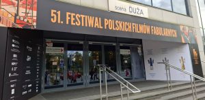 Wejście do Teatru Muzycznego w Gdyni z banerem 51. Festiwalu Polskich Filmów Fabularnych - 51. FPFF.