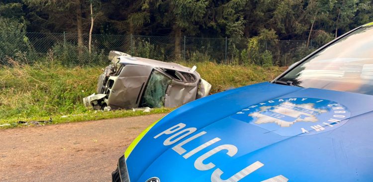 22-letnia kobieta zginęła w wypadku w miejscowości Trzciano w powiecie kwidzyńskim. Auto, którym podróżowało pięć osób, wypadło z trasy i dachowało.