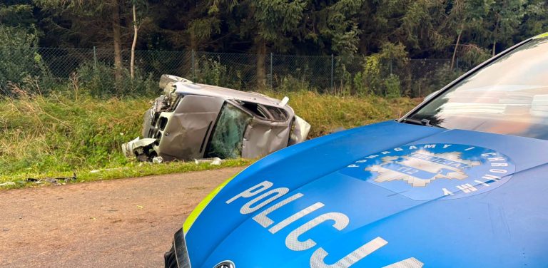 22-letnia kobieta zginęła w wypadku w miejscowości Trzciano w powiecie kwidzyńskim. Auto, którym podróżowało pięć osób, wypadło z trasy i dachowało.