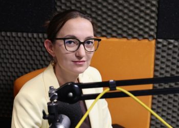 Dr Agnieszka Trawicka, specjalistka psychologii klinicznej i psychoterapeutka, w okularach i jasnej marynarce siedzi przed mikrofonem w studiu Radia Gdańsk. Z redaktor Joanną Matuszewską rozmawiała o dobrych relacjach w rodzinie