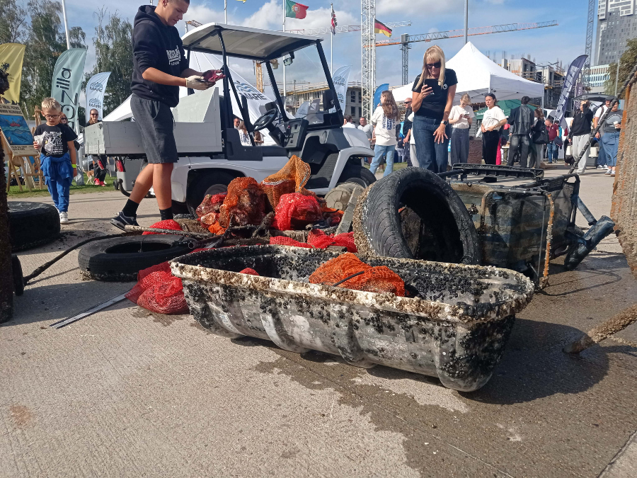 Plastikowe i szklane butelki oraz puszki, opakowania po jedzeniu i niedopałki papierosów, a do tego opony czy metalowe barierki - wyłowiono z Zatoki Gdańskiej