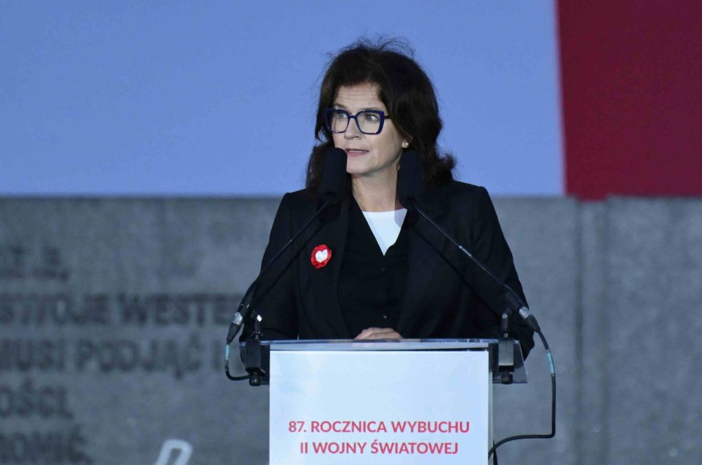 Aleksandra Dulkiewicz podczas uroczystości przed Pomnikiem Obrońców Wybrzeża na Westerplatte w Gdańsku