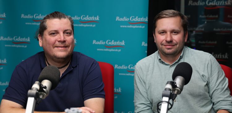 Rozmówcami Kuby Kaługi byli: dr Maciej Krzemiński z wydziału ekonomicznego Uniwersytetu Gdańskiego, a także dr Rafał Raczyński z instytutu politologii Uniwersytetu Gdańskiego. 