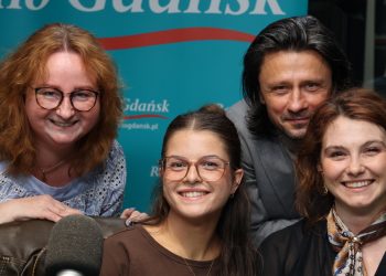 W audycji "Dobry wieczór z kulturą": Julia Pawlak, Paulina Borzymowska i Dariusz Majchrzak - założyciel Teatru Czwarte Miasto.