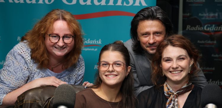 W audycji "Dobry wieczór z kulturą": Julia Pawlak, Paulina Borzymowska i Dariusz Majchrzak - założyciel Teatru Czwarte Miasto.