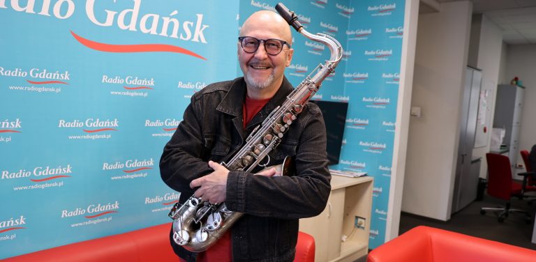 Na zdjęciu pan Wojciech Staroniewicz trzymający saksofon.