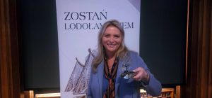 Uśmiechnięta Beata Gwoździewicz z Radia Gdańsk prezentuje trzymaną w dłoni statuetkę "Lodołamacz 2026" na tle ścianki z hasłem "Zostań Lodołamaczem". Dziennikarka i sekretarz programowa Radia Gdańsk została laureatką I miejsca w kategorii "Dziennikarz bez barier" za audycję "Więcej serca i mniej barier" oraz wieloletnie zaangażowanie w sprawy osób z niepełnosprawnościami.