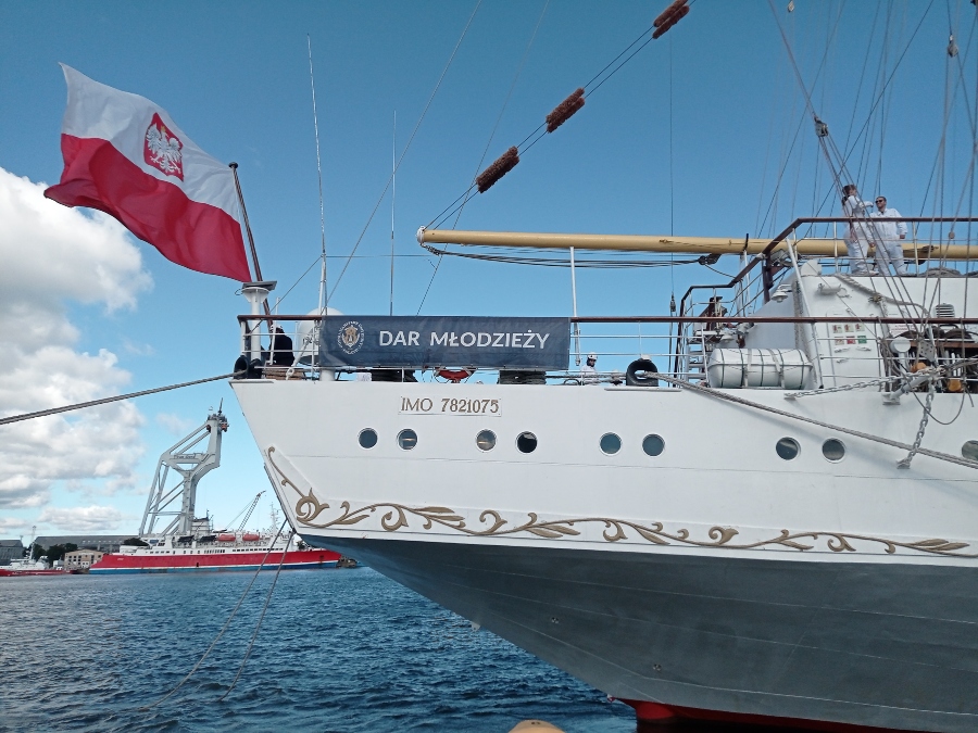 Po 5 miesiącach, pokonaniu 12 tysięcy mil morskich i dwukrotnym przebyciu Atlantyku żaglowiec „Dar Młodzieży” powrócił do portu macierzystego w Gdyni