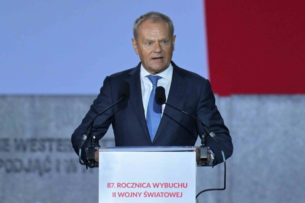 Premier Donald Tusk podczas uroczystości przed Pomnikiem Obrońców Wybrzeża na Westerplatte w Gdańsku