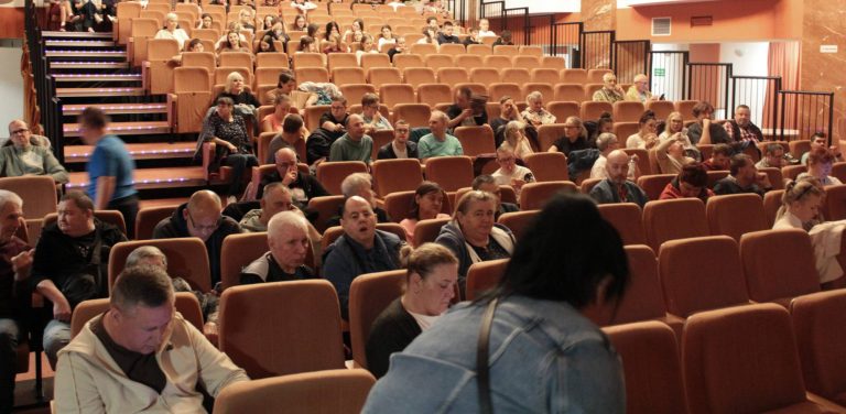 Widownia sali kinowej Centrum Kultury i Sztuki w Tczewie wypełniona publicznością w różnym wieku podczas Europejskiego Festiwalu Filmowego "Integracja Ty i Ja"