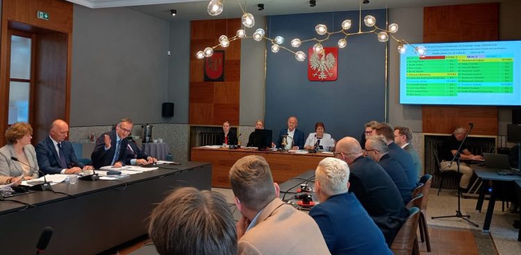 Na zdjęciu radni podczas głosowania za ustawą.