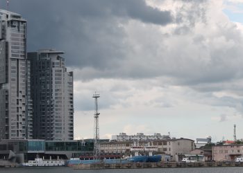 wieżowce woda miasto