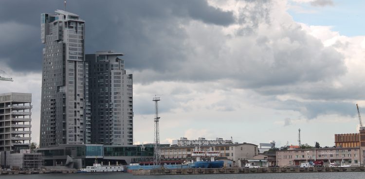 wieżowce woda miasto