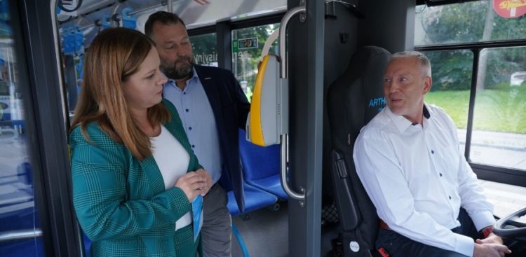 Prezydent Gdyni Aleksandra Kosiorek w zakupionym autobusie wodorowym, zdjęcie archiwalne