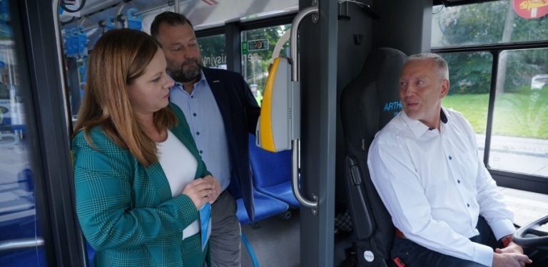Prezydent Gdyni Aleksandra Kosiorek w zakupionym autobusie wodorowym, zdjęcie archiwalne