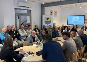 Na zdjęciu są ludzie na zebraniu w specjalnej sali konferencyjnej. W tym wypadku z Mściszewic.