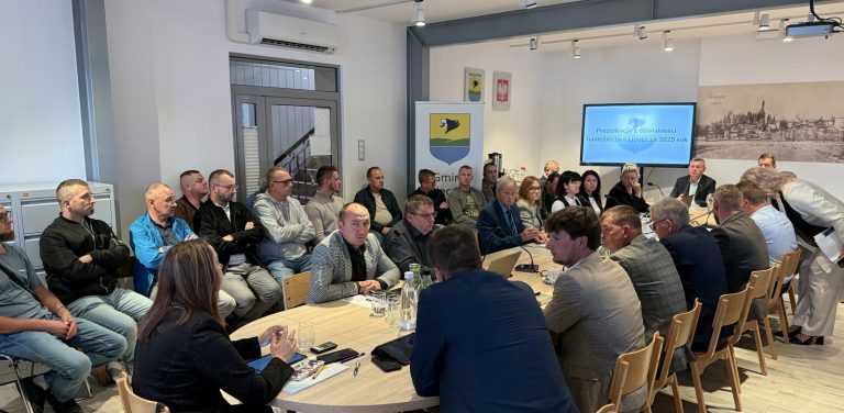 Na zdjęciu są ludzie na zebraniu w specjalnej sali konferencyjnej. W tym wypadku z Mściszewic.