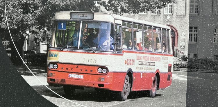 Na zdjęciu bardzo stary autobus, chyba z lat 70-tych z Tczewa.