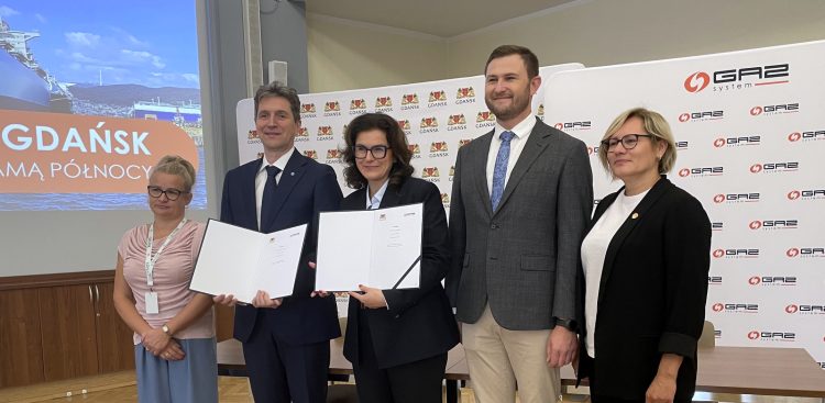 Na zdjęcu Aleksandra Dulkiewicz i jej zastępca, wraz z przedstawicielami firmy GAZ-SYSTEM.