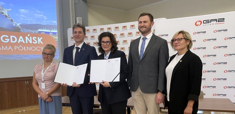 Na zdjęcu Aleksandra Dulkiewicz i jej zastępca, wraz z przedstawicielami firmy GAZ-SYSTEM.