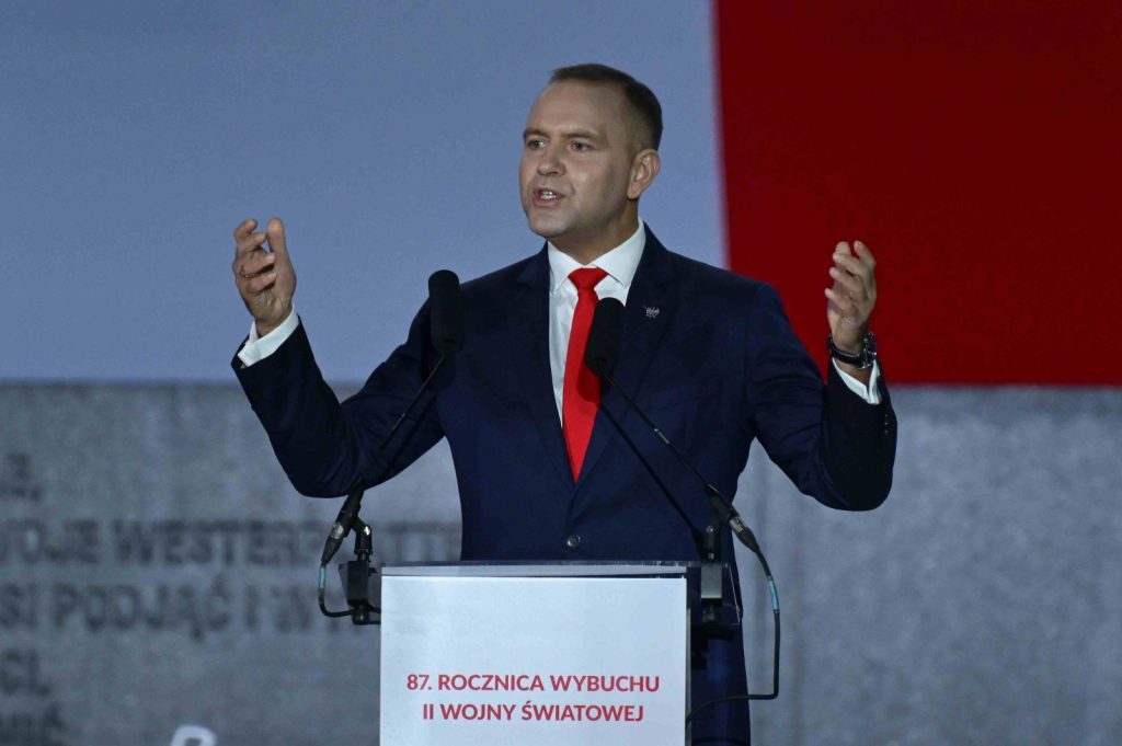 Premier Donald Tusk podczas uroczystości przed Pomnikiem Obrońców Wybrzeża na Westerplatte w Gdańsku