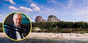Wizualizacja nowoczesnych, wielopiętrowych apartamentowców w pasie nadmorskim tuż za linią lasu i plażą. Po lewej stronie, w żółtym okręgu, wklejone zdjęcie senatora Kazimierza Kleiny siedzącego przed mikrofonem w studiu radiowym