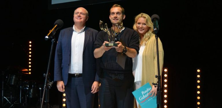 49. Festiwalu Polskich Filmów Fabularnych w Gdyni. Korek Bojanowski, reżyser filmu "Utrata równowagi" ze Złotym Klakierem Radia Gdańsk. Nagrodę wręczali kierujący Radiem Gdańsk mecenas Krzysztof Lodziński oraz sekretarz programu Beata Gwoździewicz