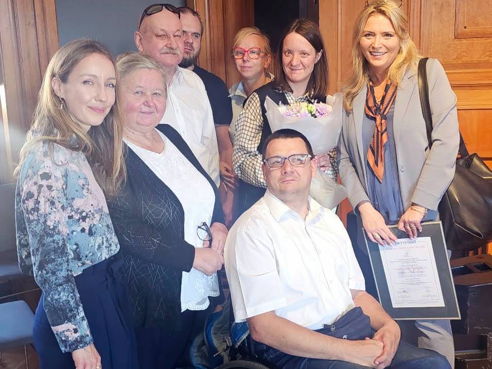 Zdjęcie grupowe pomorskich laureatów i gości gali "Lodołamacze 2026" w Poznaniu. Po prawej uśmiechnięta Beata Gwoździewicz z certyfikatem w ręku
