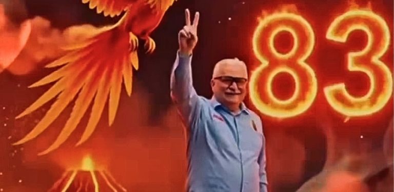 Na zdjęciu Lech Wałęsa, liczba 83 i feniks