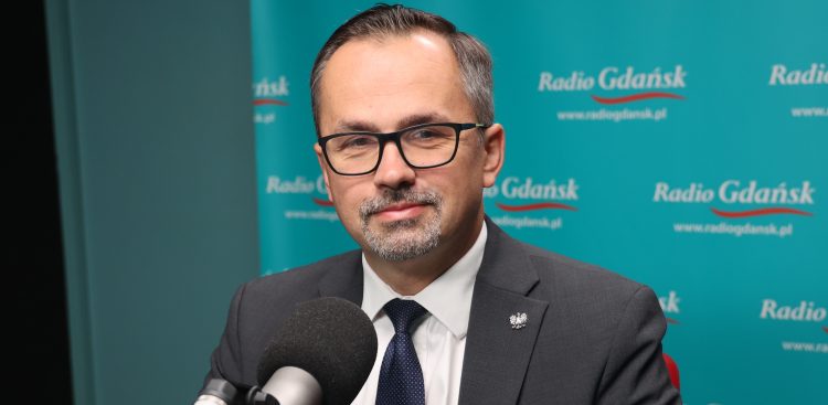 Poseł klubu Rozwój Plus Marcin Horała w studiu Radia Gdańsk