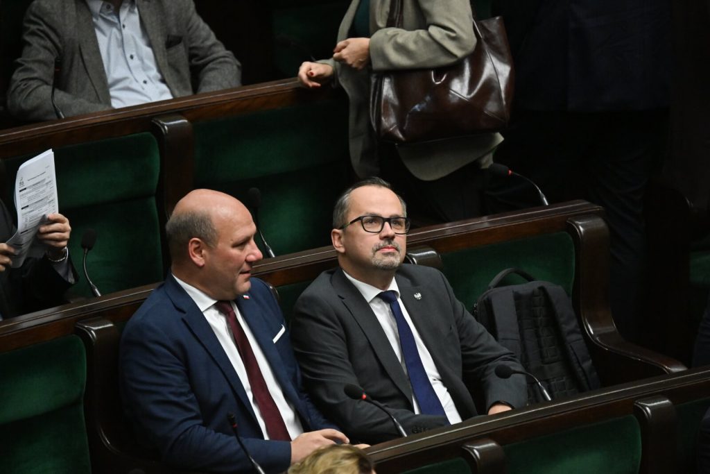 Posłowie Klubu Parlamentarnego Rozwój Plus: Marcin Horała (P) i Szymon Szynkowski vel Sęk (L) na sali obrad Sejmu
