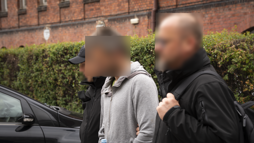 Michał S. odprowadzany przez policję