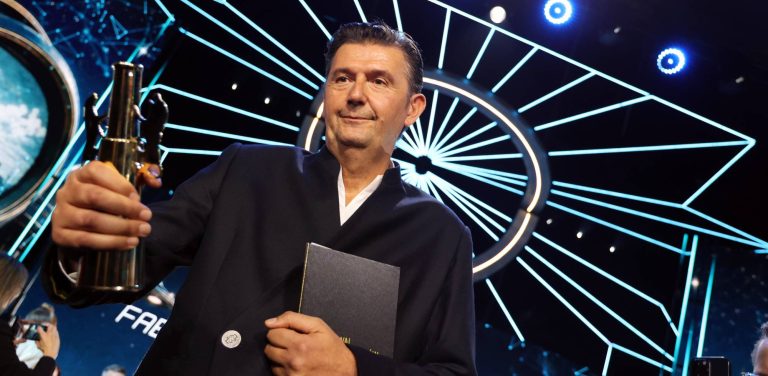 Nagrodzony "Złotymi Lwami" za film "Przez ścianę" reżyser Maciej Sobieszczański (L). Gala zakończenia 51. FPFF w Gdyni (fot. Radio Gdańsk / Piotr Puchalski)