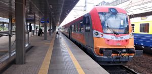 Pociąg Polregio relacji do Somonina stojący przy peronie na stacji kolejowej Gdańsk Wrzeszcz. Na trasie Pomorskiej Kolei Metropolitalnej w godzinach szczytu kursują podwójne składy, które mają rozładować poranny i popołudniowy tłok