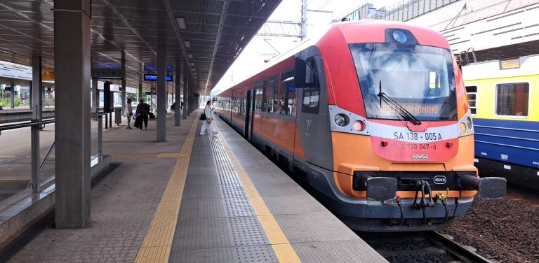 Pociąg Polregio relacji do Somonina stojący przy peronie na stacji kolejowej Gdańsk Wrzeszcz. Na trasie Pomorskiej Kolei Metropolitalnej w godzinach szczytu kursują podwójne składy, które mają rozładować poranny i popołudniowy tłok